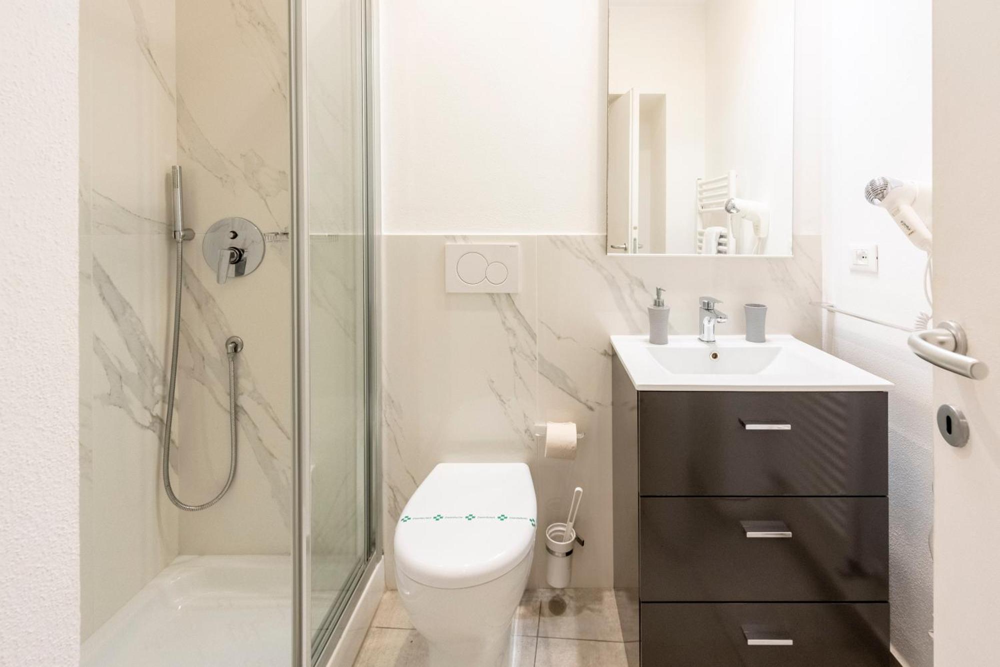 Alla Casa Rosa Al Mare, Central Seafront Stay With Free Private Garage, Air Conditionig, Wi-Fi, Ideal Choice For A Relaxing And Exciting Coastal Escape Rapallo Pokoj fotografie